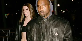 Kanye West dan Julia Fox sedang jadi sorotan. Pasangan ini terus tampil di depan publik dengan dandanan yang tak biasa.