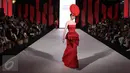 Seorang model membawakan busana rancangan teranyar Yogie Pratama pada malam pembukaan Senayan City Fashion Nation ke-11, Kamis (6/4). Yogie menampilkan 'Scarlet', sebuah koleksi deluxe ready to wear yang serba merah. (Liputan6.com/Herman Zakharia)