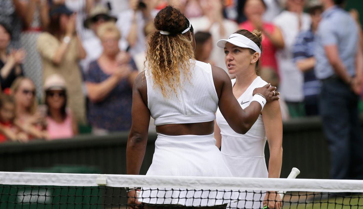 Petenis Simona Halep (kanan) berbincang dengan Serena Williams usai mengalahkannya dalam pertandingan final tunggal putri Wimbledon 2019 di London, Inggris, Sabtu(13/7/2019). Petenis Rumania itu mengalahkan jagoan Amerika Serikat dua set langsung, 6-2 dan 6-2. (AP Photo/Tim Ireland)