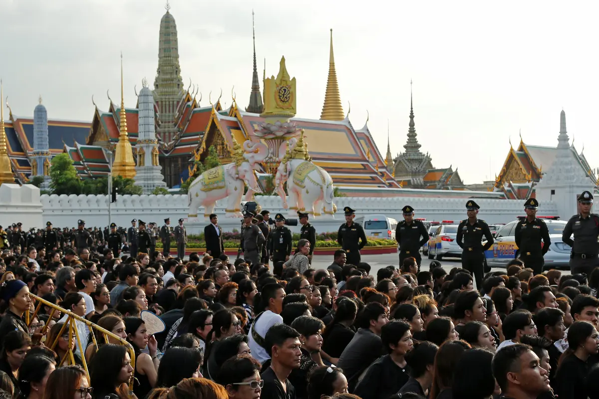 20161014- Rakyat Thailand Banjiri Jalan Saat Pemindahan Jenazah Bhumibol Adulyadej-Reuters