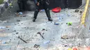 Polisi terlibat bentrok dengan pengunjuk rasa yang menolak UU Cipta Kerja di kawasan Patung Kuda, Jakarta, Kamis (8/10/2020). (merdeka.com/Arie Basuki)