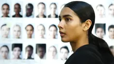Model bersiap di belakang panggung sebelum memamerkan koleksi busana wanita Fall Winter 2020 Jil Sander selama Fashion Week di Milan, Italia, Rabu, (19/2/2020). (AP Photo/Domenico Stinellis)