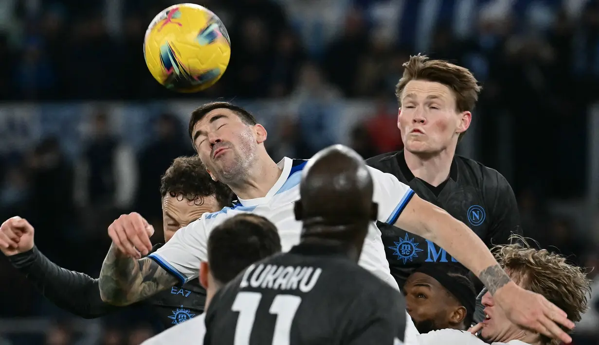 Pemain Lazio, Mattia Zaccagni berduel udara dalam laga lanjutan Liga Italia 2024/2025 melawan Napoli di Olympic Stadium, Roma, Italia, Minggu (16/02/2025) WIB. (AFP/Filippo Monteforte)
