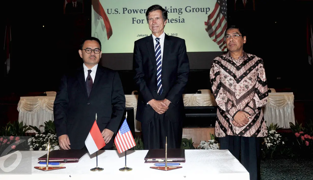 Menteri ESDM Sudirman Said berfoto dengan Dubes Amerika Serikat Robert Blake (tengah) usai penandatangan Nota Kesepahaman mengenai Power Working Group antara Indonesia-Amerika Serikat di kantor PLN Pusat Jakarta, Rabu (2/9/2015).(Liputan6.com/Johan Tallo)