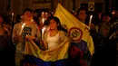 Para pendukung kesepakatan damai berkumpul menggelar aksi diam di Bolivar Square, Bogota, di ibu kota Kolombia, Rabu (5/10). Pendukung kesepakatan damai antara pemerintah Kolombia dan kelompok pemberontak sayap kiri FARC. (REUTERS/John Vizcaino)