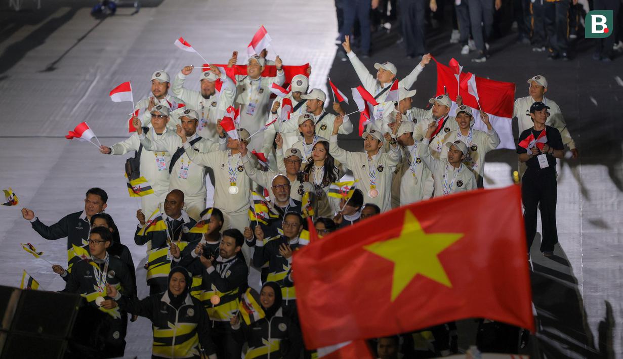 Kontingen Indonesia berdefile dalam penutupan SEA Games 2025 yang berlangsung di Rajamangala Stadium, Bangkok, Sabtu (20/12/2025) malam WIB.