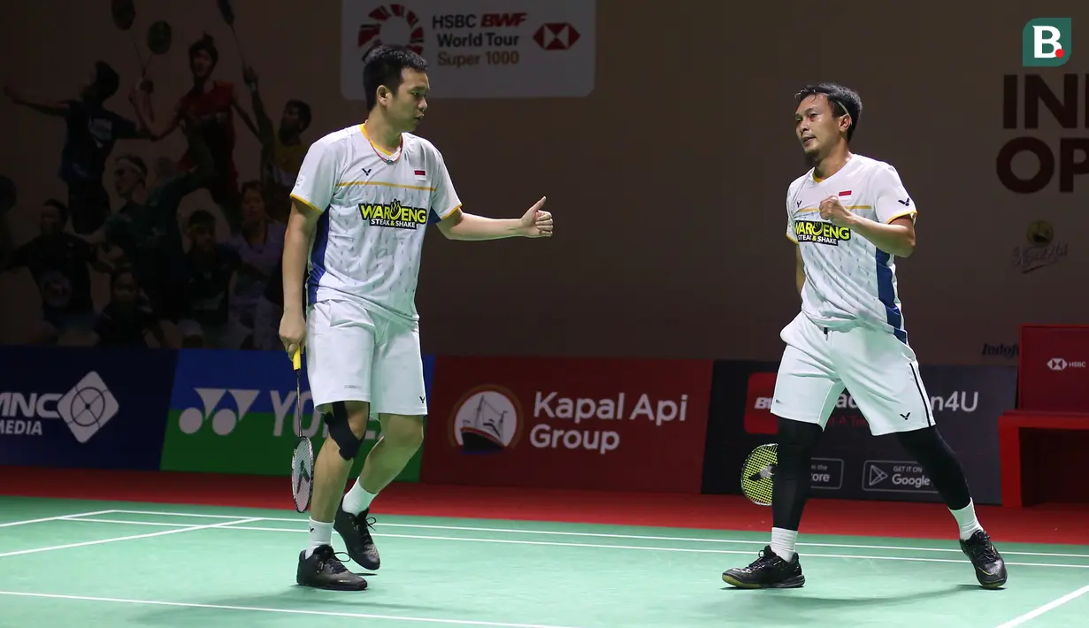 <p>Selebrasi Ganda putra Indonesia, Mohammad Ahsan/Hendra Setiawan setelah meraih poin saat menghadapi ganda putra Thailand, Supak Jomkoh/Kittinupong Kedren pada laga babak 32 besar Kejuaraan bulu tangkis Indonesia Open 2023 di Istora Senayan, Jakarta, Rabu (14/6/2023). Mohammad Ahsan/Hendra Setiawan menang dua game langsung 21-16, 21-17. (Bola.com/Bagaskara Lazuardi)</p>