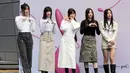 Penyanyi kelahiran tahun 1994 terebut mengenakan atasan putih dan jaket warna senada, menonjolkan tampilan polos dan elegan. (AP Photo/Ahn Young-joon)