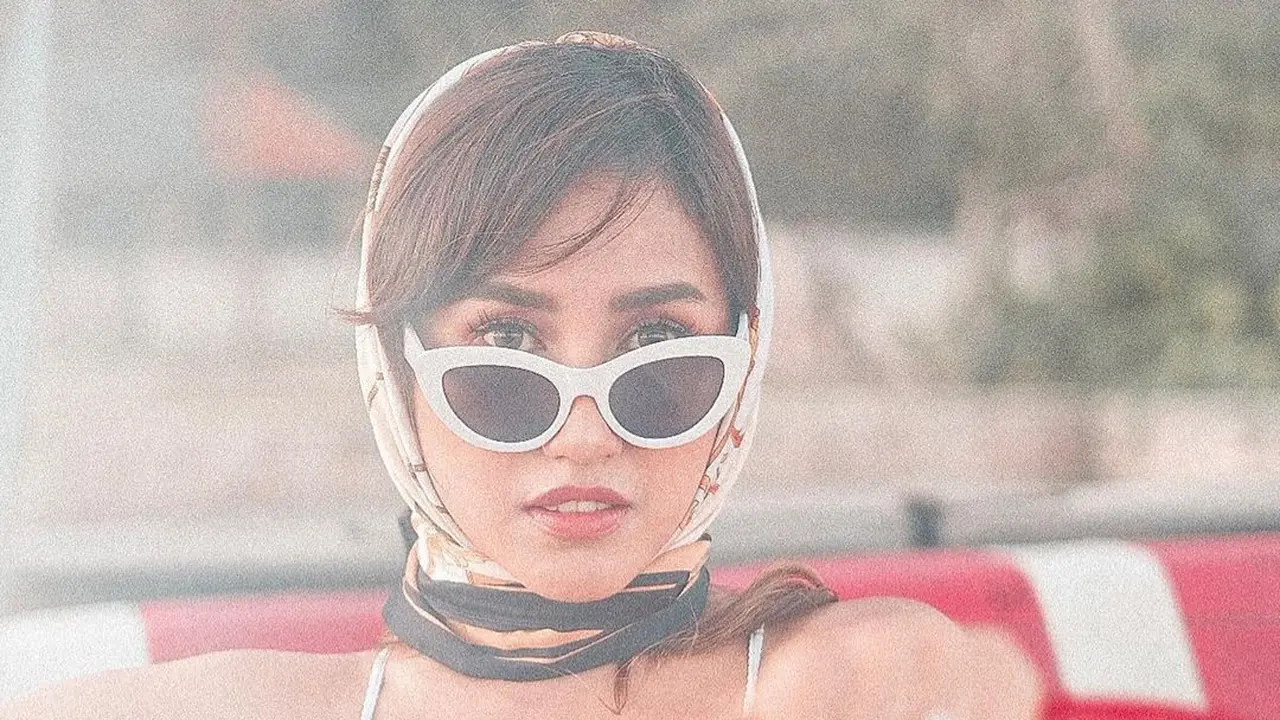 7 Pesona Louise Anastasya dengan Gaya Vintage Ala Selena Gomez