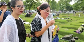 Kehilangan orang tersayang memang bukan hal mudah. Seperti Novita Angie yang baru saja ditinggal sang ayah untuk selamanya. Masih dirundung duka, Angie menceritakan kondisi ayahnya di detik-detik terakhir. (Daniel Kampua/Bintang.com)