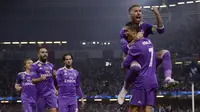 Para pemain Real Madrid merayakan gol yang dicetak Cristiano Ronaldo ke gawang Juventus pada laga final Liga Champions di Stadion Stadion Millenium, Cardiff, Sabtu (3/6/2017). Madrid menang 4-1 atas Juventus. (AFP/Filippo Monteforte)