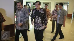 Jaksa Agung M Prasetyo (kiri) dan Menkumham Yasonna Laoly saat menghadiri silaturahmi yang diadakan Menkopolhukam Luhut Panjaitan di Hotel Borobudur, Jakarta, Jumat (16/10). Acara tersebut membahas Pilkada Serentak 2015. (Liputan6.com/Faizal Fanani)