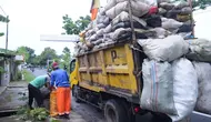 Petugas pengangkut sampah yang ada dibawah naungan DLH Kabupaten Purwakarta tak akan diluburkan hingga pelaksanaan Lebaran. Foto (Istimewa)