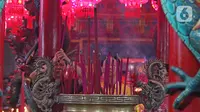 Warga keturunan Tionghoa melaksanakan sembahyang di Vihara Amurva Bhumi, kawasan Karet Semanggi, Jakarta, Jumat (24/1/2020) malam. Ibadah tersebut dalam rangka menyambut Tahun Baru Imlek 2571/2020. (Liputan6.com/Herman Zakharia)