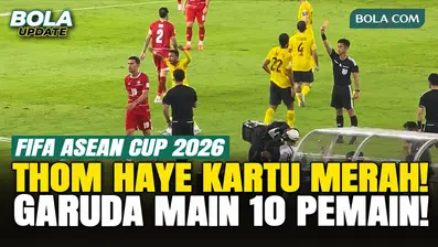 Detik-detik Thom Haye mendapat kartu merah saat Timnas Indonesia menghadapi Malaysia di FIFA ASEAN Cup 2026. Thom Haye awalnya mendapat kartu kuning setelah melanggar Arif Aiman. Namun, setelah wasit mengecek VAR, kartu kuning dibatalkan dan Haye lan...
