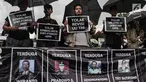 Aktivis Jaringan Solidaritas Korban untuk Keadilan (JSKK) menyuarakan tuntutan saat menggelar aksi Kamisan ke-575 di depan Istana Merdeka, Jakarta, Kamis (21/2). Aktivis menolak kembalinya militer untuk menduduki jabatan sipil. (Liputan6.com/FaizalFanani)
