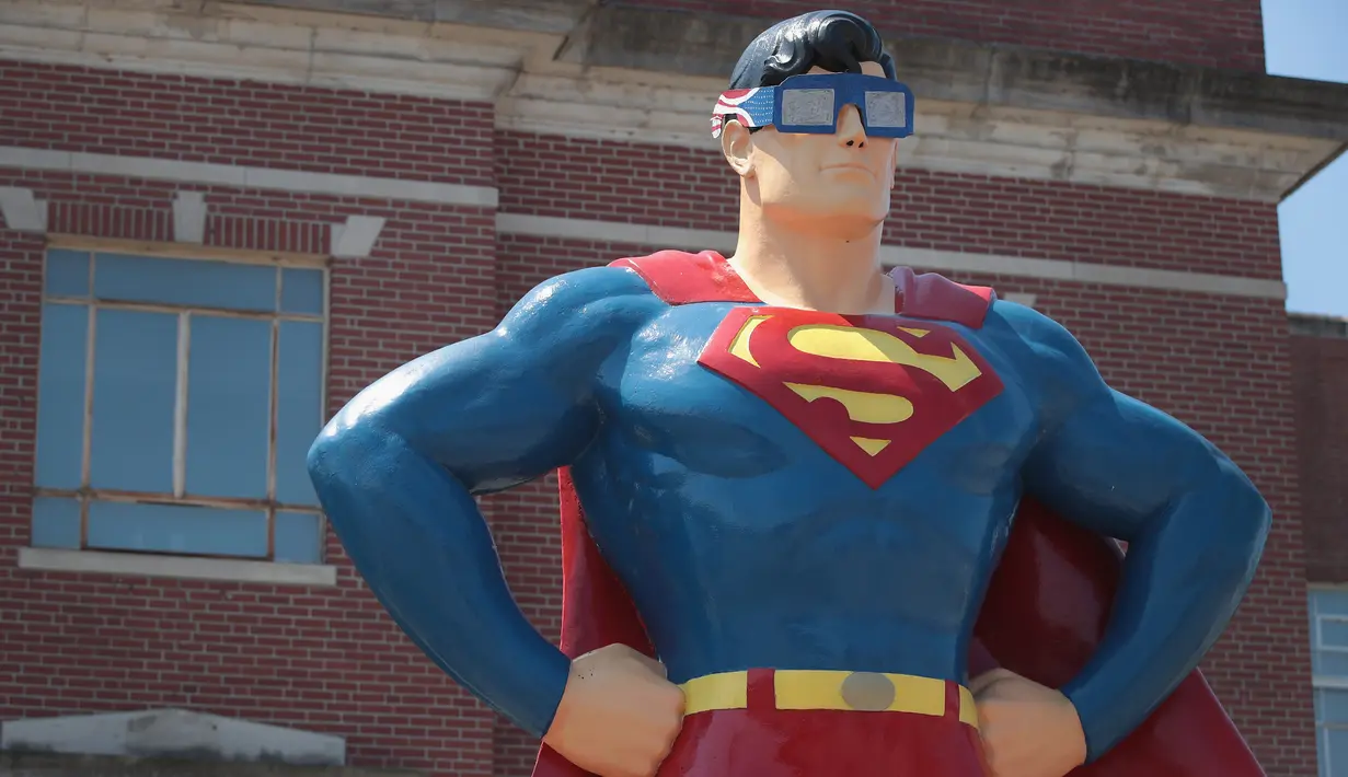 Patung Superman setinggi 15 kaki memakai kacamata gerhana matahari di Metropolis, Illinois (18/8). Gerhana Matahari Total akan melintasi kota Metropolis di Southern Illinois. (Scott Olson / Getty Images / AFP)
