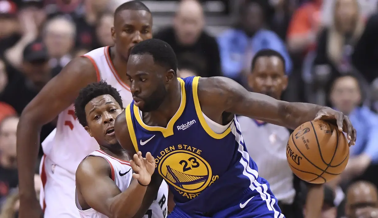 Pebasket Golden State Warriors, Draymond Green, berusaha melewati pebasket Toronto Raptors, Kyle Lowry, pada laga Final NBA di Scotiabank Arena, Toronto, Kamis (30/5). Raptors menang 118-109 atas Warriors. (AP/Frank Gunn)