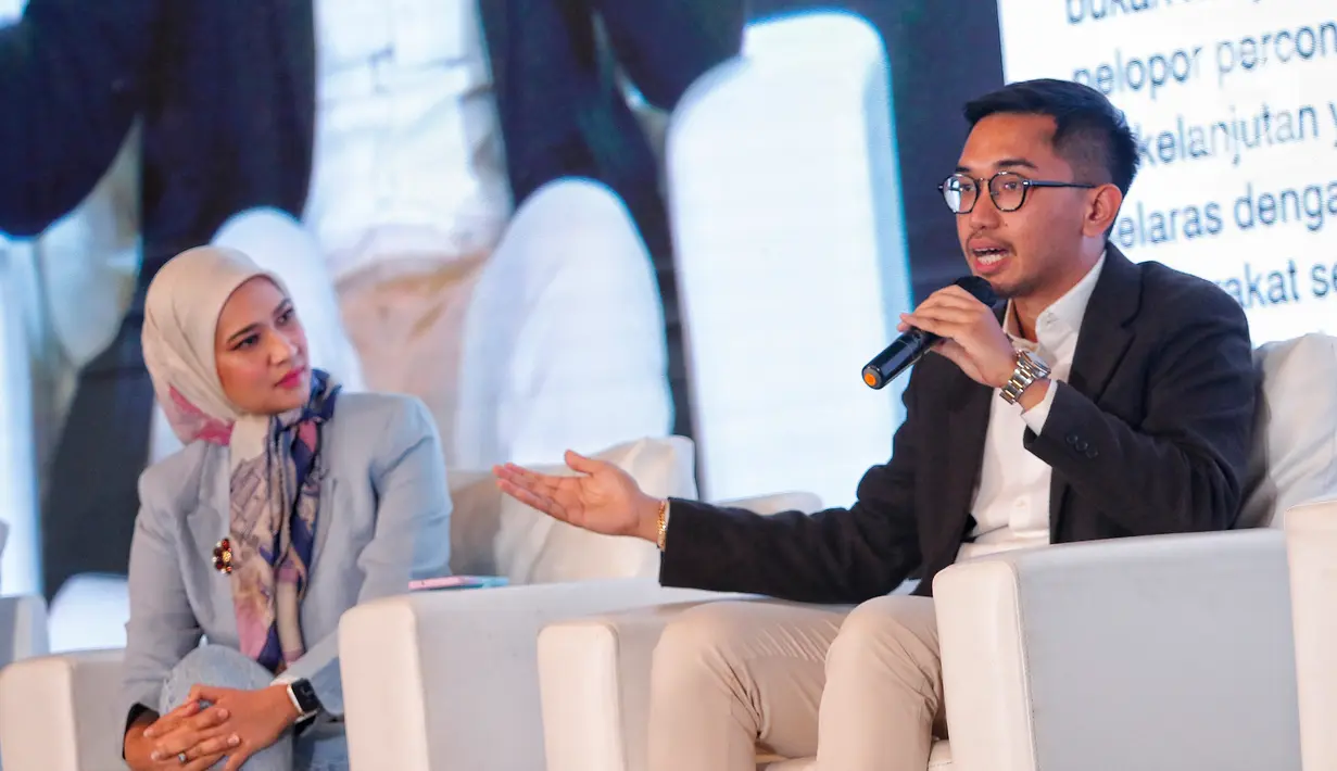 Staf Khusus (Stafsus) Presiden Angkie Yudistia menyimak saat Sri Paduka Mangkoenagoro X menjadi pembicara dalam Sarasehan Alumni Perhimpunan Pelajar Indonesia (PPI) Dunia di Grand Ballroom Menara BNI Pejompongan, Jakarta, Sabtu (27/5/2023). (Liputan6.com/Angga Yuniar)