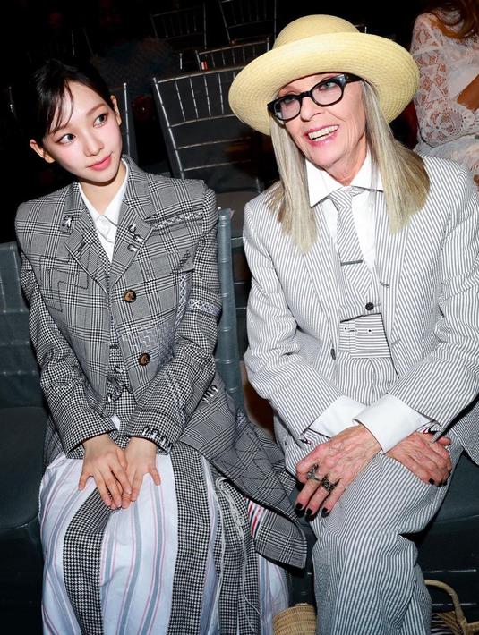 <p>Karina juga berpose bersama Diane Keaton yang duduk tepat di sampingnya.</p>