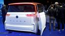 Tampak belakang Mobil Volkswagen BUDD - e ditampilkan saat acara CES 2016  Las Vegas, Nevada, (5/1/2016). Mobil ini berbahan bakar listrik. (REUTERS / Steve Marcus)