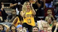Khloe Kardashian memberikan dukungan bagi Tristan Thompson pada final NBA 2017 antara Cleveland Cavaliers dan Golden State Warriors. (AFP/Ronald Martinez)