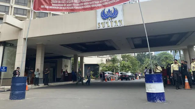 Pusat Pengelolaan Kompleks Gelora Bung Karno (PPKGBK) resmi memasang pelang dan spanduk di kawasan Hotel Sultan, Jakarta Pusat, pada Rabu (4/10/2023).