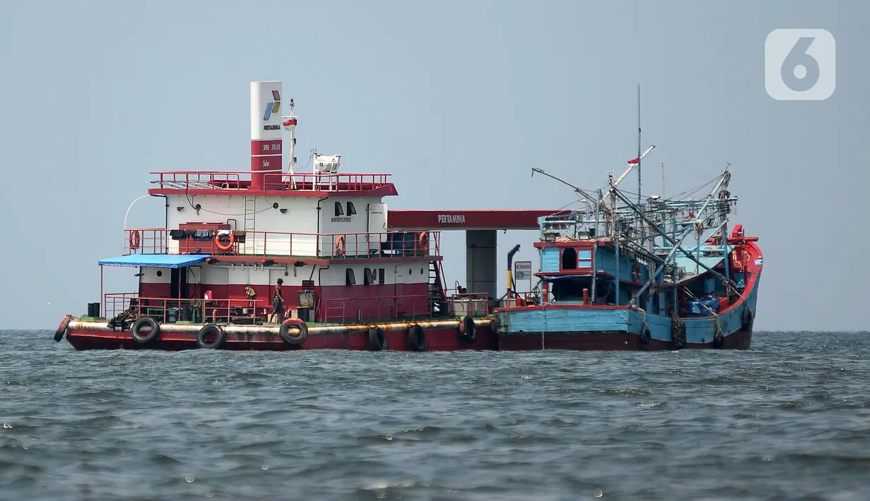 Kapal mengisi bahan bakar di Stasiun Pengisian Bahan Bakar Umum (SPBU) Terapung Pertamina di tengah perairan pesisir Muara Angke, Jakarta Utara, Kamis (14/12/2023). (merdeka.com/Imam Buhori)