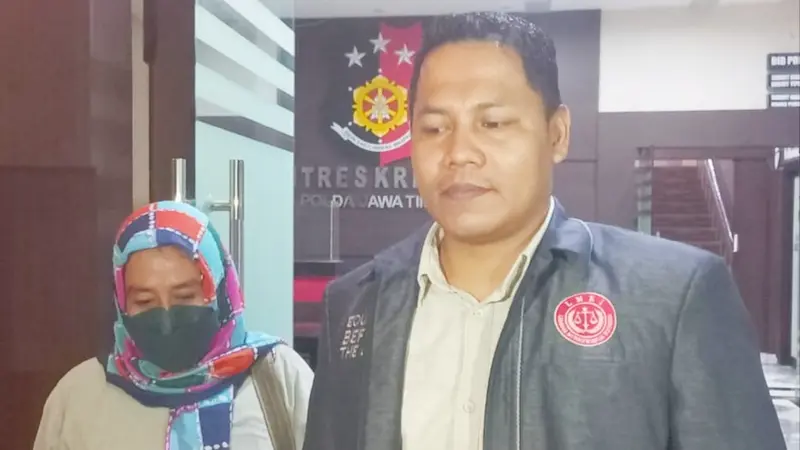 MH didampingi kuasa hukumnya, Subaidi di Polda Jatim. (Dian Kurniawan/Liputan6.com)