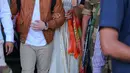 Aktris India Priyanka Chopra (tengah) dan musisi AS Nick Jonas (kiri) tiba di Jodhpur, Rajasthan, India, Kamis (29/11). Berdasarkan laporan India Today, Chopra dan Nick bakal menggelar ritual berjoget ala Bollywood. (AP Photo/Sunil Verma)