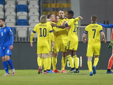 Para pemain Swedia merayakan gol mereka ke gawang Kosovo pada pertandingan Grup B kualifikasi Piala Dunia 2022 di Stadion Fadil Vokrri, Pristina, Kosovo, Minggu (28/3/2021). Swedia menang 3-0. (AP Photo/Visar Kryeziu)