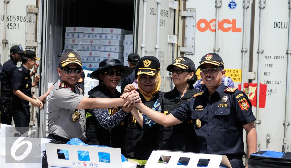 (ki-ka) Kapolri Tito Karnavian, Menteri KKP, Susi Pudjiastuti, Mensos Khofifah Indra Parawansa, Menkeu Sri Mulyani, Dirjen Bea Cukai Heru Pambudi bersalaman usai rilis di New Port Container Terminal 1, Jakarta, Selasa (13/9). (Liputan6.com/Faizal Fanani)