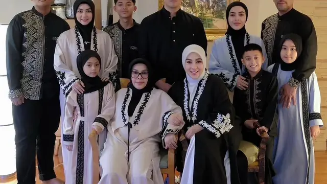 Syahrini dan Keluarga Besar