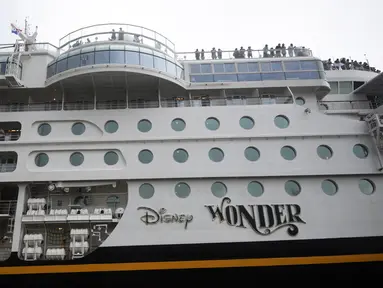Penampilan kapal pesiar Disney Wonder yang melintasi terusan Panama, Panama (29/4). Kapal milik Disney ini merupakan kapal pesiar pertama yang melintasi terusan Panama. (AFP Photo/Rodrigo Arangua)