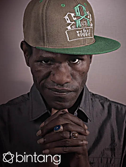 “Jujur, kalau saya menyesuaikan saja dengan apa kondisinya. Ketika saya harus jadi pelawak, maka saya pelawak. Kalau disuruh menyanyi, maka saya penyanyi.” aku pria kelahiran Kimam, 12 Desember 1988 ini. (Andy Masela/Bintang.com)