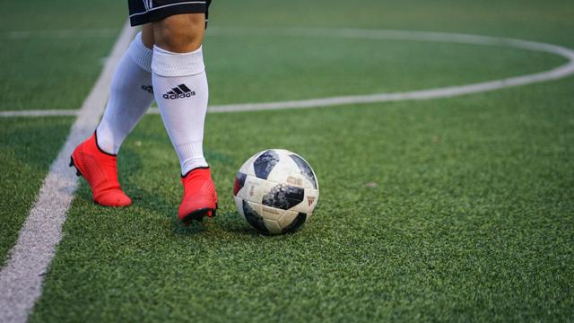 3 keunggulan Sepatu Sepak Bola & Futsal Laceless, Tetap Bisa Main Cantik Tanpa Lepas Pasang Tali