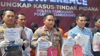 Penyidik Polres Tangerang berhasil mengungkap sindikat pembuat dan pengedar uang palsu yang diedarkan saat tahun baru 2023. Empat orang muda mudi ditangkap terkait kasus uang palsu ini. (Liputan6.com/Pramita Tristiawati)