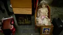 Boneka perempuan terlihat di toko milik Manuel Mosquera di "Pulgas' Market'' di Pamplona, Spanyol utara, (2/3). (AP Photo/Alvaro Barrientos)