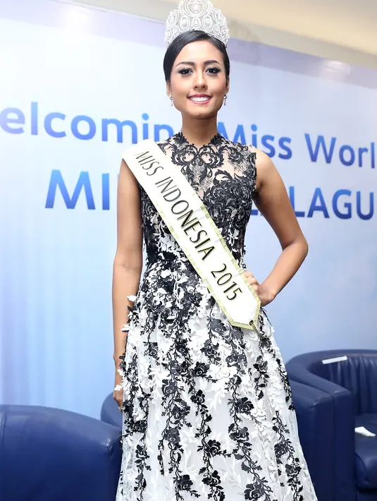 Ketika menghadiri acara konferensi pers, Maria terlihat elegan dengan gaun putih bercorak hitam menambah daya tariknya sebagai pemenang Miss Indonesia 2015.  ( Andie Masela/Bintang.com)