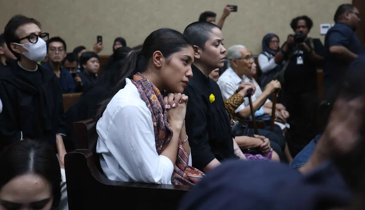 Menurut jaksa, keberatan yang diajukan sudah masuk ke dalam pokok perkara yang harus dibuktikan di pengadilan. Tampak dalam foto, istri dari mantan Menteri Pendidikan, Kebudayaan, Riset, dan Teknologi (Mendikbudristek), Nadiem Anwar Makarim saat menghadiri sidang lanjutan terkait kasus dugaan korupsi pengadaan laptop berbasis Chromebook di Pengadilan Tindak Pidana Korupsi (Tipikor) Jakarta, Kamis (8/1/2026). (Kapanlagi.com/Budy Santoso)
