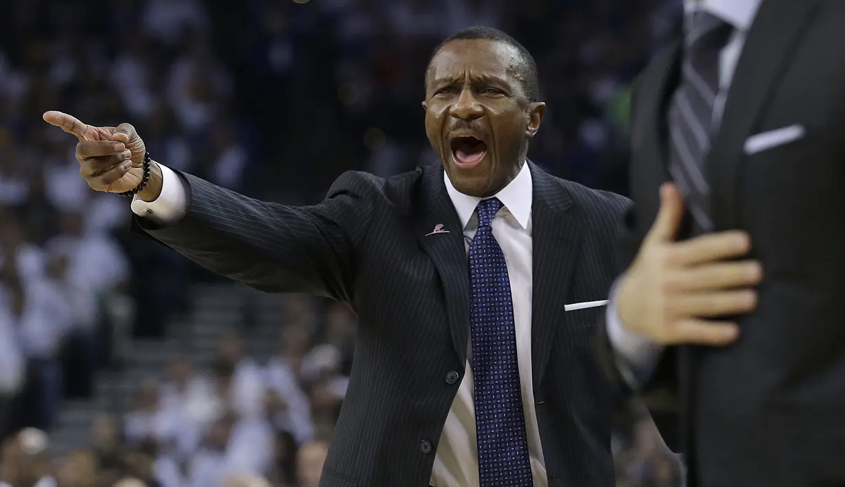 Ekspresi pelatih Toronto Raptors, Dwane Casey memberikan instruksi kepada anak asuhnya saat melawan Golden State Warriors pada lanjutan NBA basketball game di Oracle Arena, (28/12/2016). Warriors menang 121-111. (AP/Jeff Chiu)