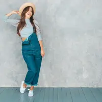 Salah satu pilihan gaya yang sedang digemari mahasiswa adalah outfit bernuansa pastel. (foto/dok: freepik/halayalex)