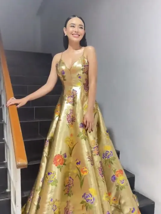 Penampilan Amanda pun terlihat bak princess dengan gaunnya tersebut. [@philipekarunia]