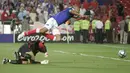Backpass Steven Gerrard yang mengarah ke Thierry Henry membuat kiper Inggris, David James, melanggar striker Prancis itu yang berujung penalti. Gol dari penalti Zinedine Zidane membawa Prancis menang 2-1 di Piala Eropa 2004. (www.squawka.com)