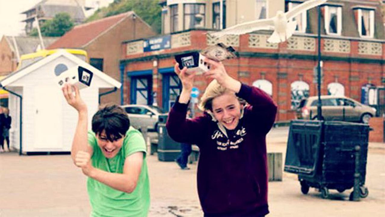 Turis Asyik Berolahraga Bersama Burung Camar