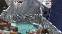 Bayi prematur di Rumah Sakit Al Shifa Gaza dibaringkan di atas aluminium foil agar tetap hangat setelah inkubator mereka dimatikan karena listrik padam pada Minggu, 12 November 2023. (Medical Aids for Palestine)