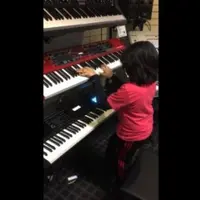 Usianya baru 9 tahun, tapi cara dia memainkan keyboard di sebuah toko musik bikin banyak orang melongo. Termasuk kamu juga! 