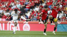 Pemain Real Madrid, Aurelien Tchouameni, melepaskan tendangan keras yang sukses bersarang di gawang Real Mallorca pada laga Liga Spanyol di Stadion Son Moix, Sabtu (13/4/2024). Los Blancos menang dengan skor 1-0. (AFP/Jaime Reina)