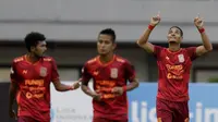 Gelandang Borneo FC, Renan Silva, melakukan selebrasi usai membobol gawang Bhayangkara FC pada laga Liga 1 2019 di Stadion Patriot, Bekasi, Minggu (22/9/2019). Kedua tim bermain imbang 1-1. (Bola.com/M Iqbal Ichsan)