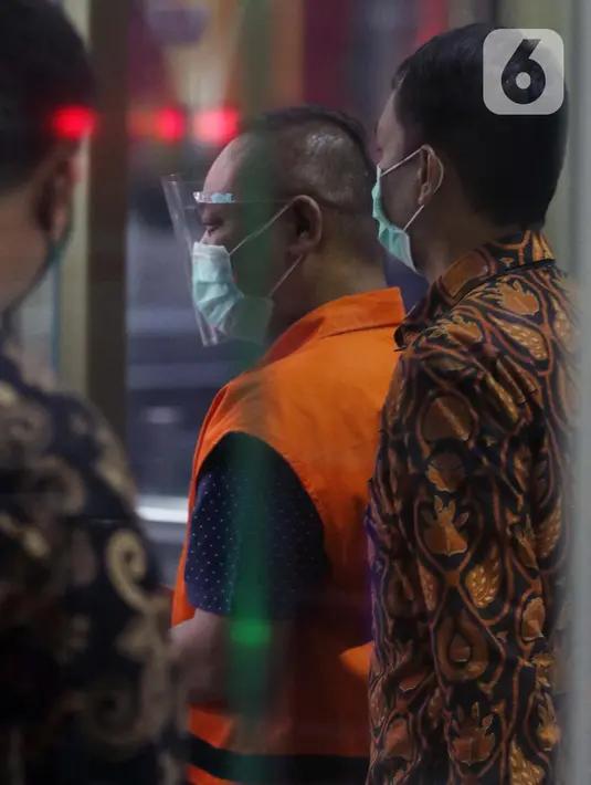 Pejabat Pembuat Komitmen (PPK) di Kementerian Sosial, Matheus Joko Santoso usai menjalani pemeriksaan lanjutan di Gedung KPK, Jakarta, Jumat (19/3/2021). Matheus Joko Santoso sebagai tersangka dugaan korupsi pengadaan bantuan sosial penanganan pandemi COVID-19. (Liputan6.com/Helmi Fithriansyah)